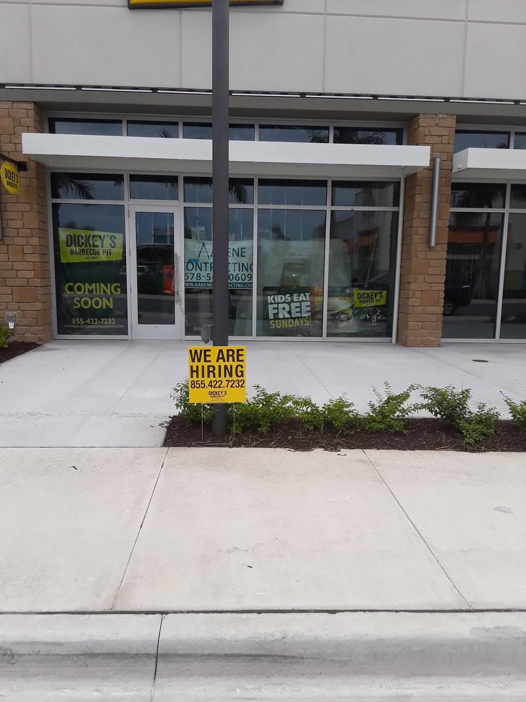 Dickeys Barbecue Pit | restaurant | 23 South Pointe Dr, Dania Beach, FL 33004, USA | 8554227232 OR +1 855-422-7232