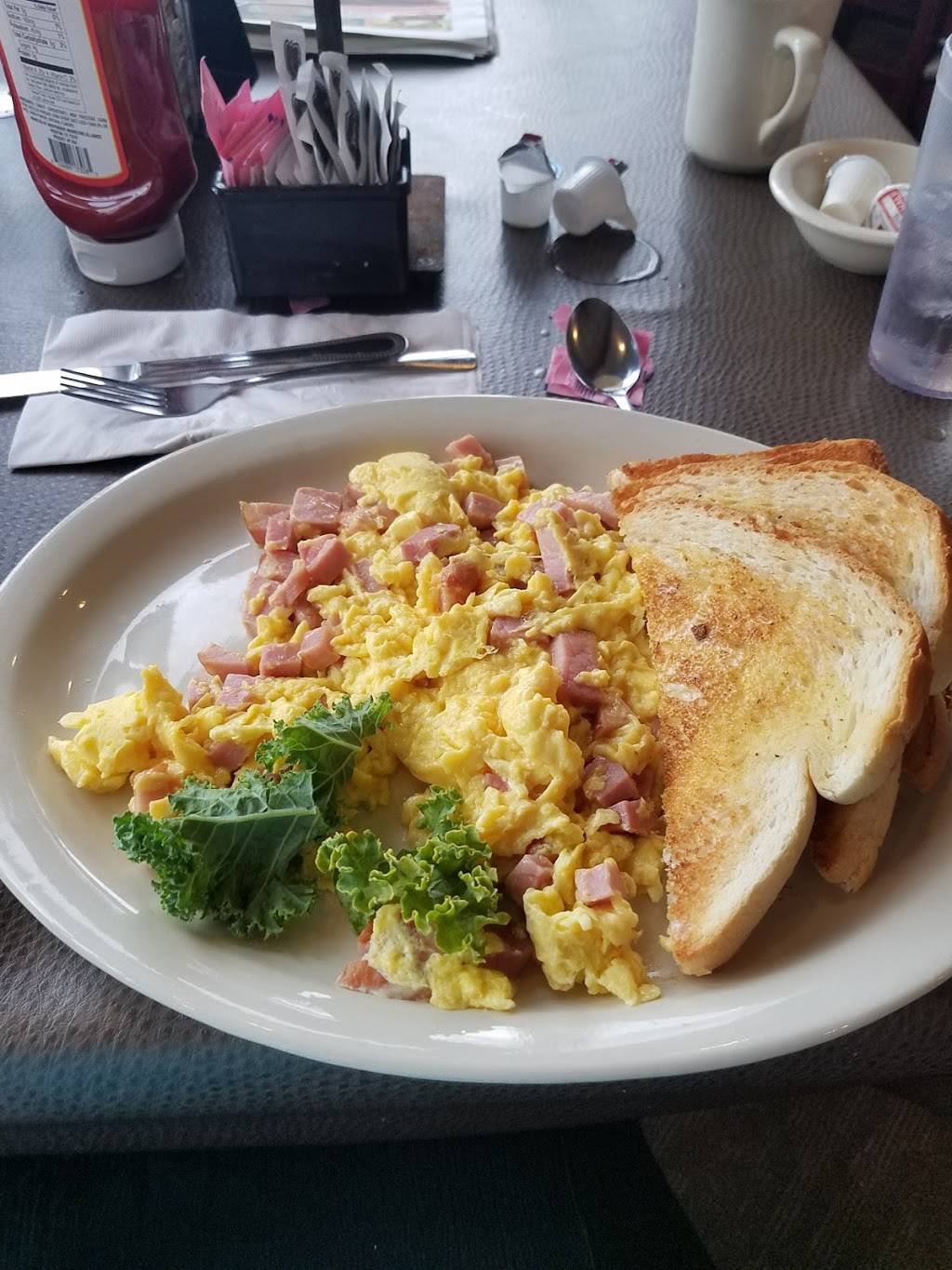 Waupaca Woods Restaurant | restaurant | 815 W Fulton St, Waupaca, WI 54981, USA | 7152587400 OR +1 715-258-7400