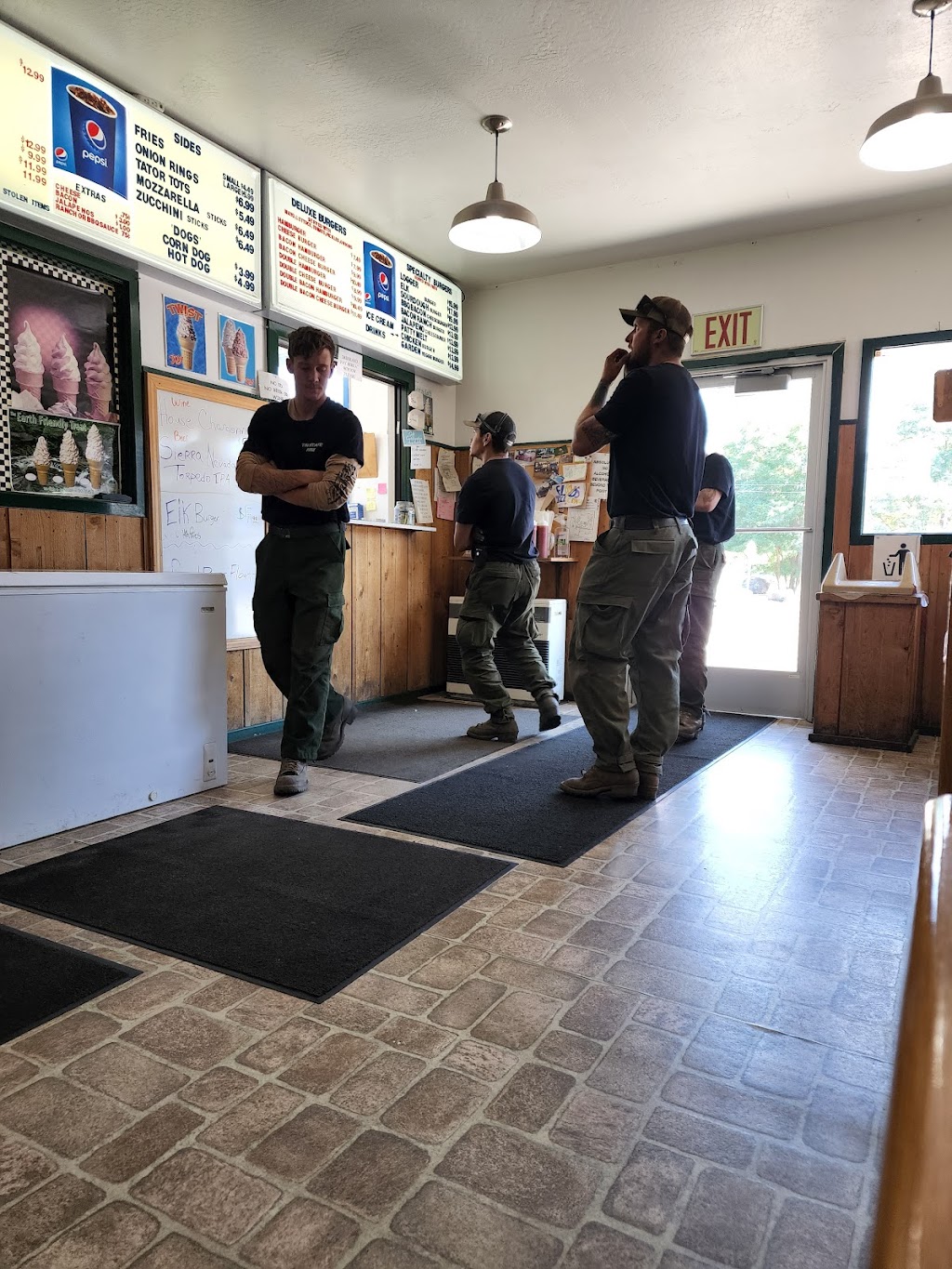 Floyds Frosty | restaurant | 125 Broadway Ave, McCloud, CA 96057, USA | 5309642394 OR +1 530-964-2394