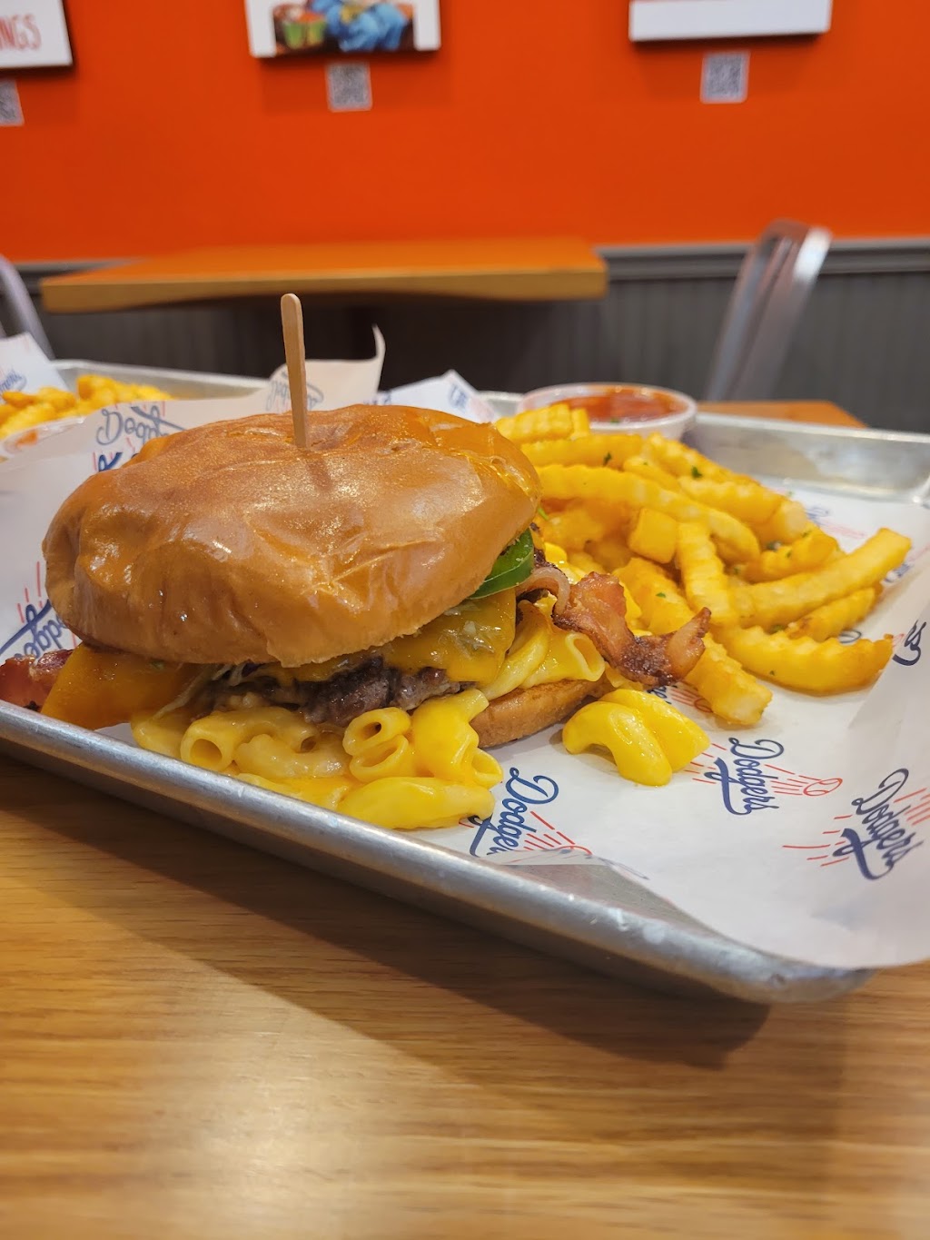 Coast Burger | restaurant | 271 E Orange Grove Ave, Burbank, CA 91502, USA | 8186589403 OR +1 818-658-9403