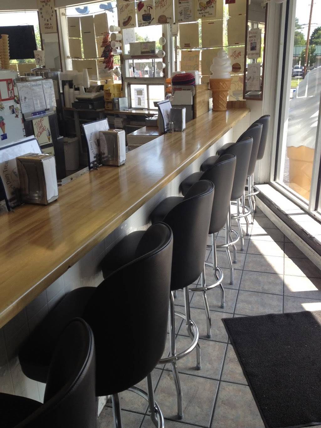 Lees Dairy Treat | restaurant | 14040 W Greenfield Ave, Brookfield, WI 53005, USA | 2627826680 OR +1 262-782-6680