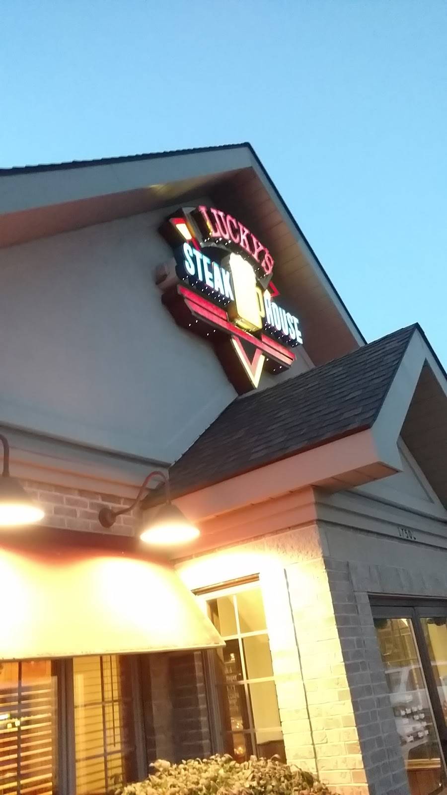 Luckys Steakhouse | restaurant | 17500 Silver Pkwy, Fenton, MI 48430, USA | 8107501400 OR +1 810-750-1400