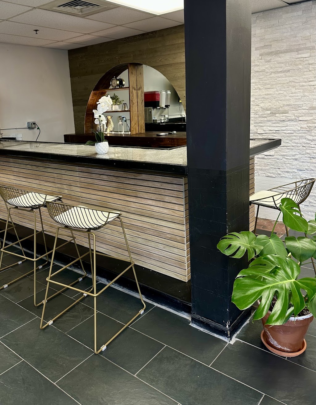 The Burg Resto-Bar | restaurant | 204 Draper Rd NW, Blacksburg, VA 24060, USA | 6673454852 OR +1 667-345-4852