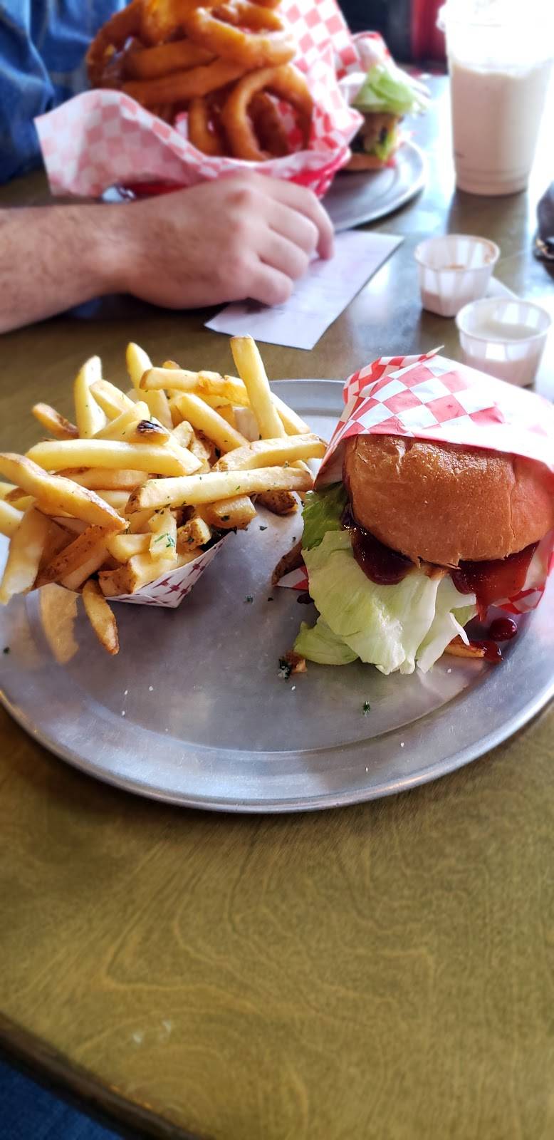 Burger Me | restaurant | 10418 Donner Pass Rd, Truckee, CA 96161, USA | 5305878852 OR +1 530-587-8852