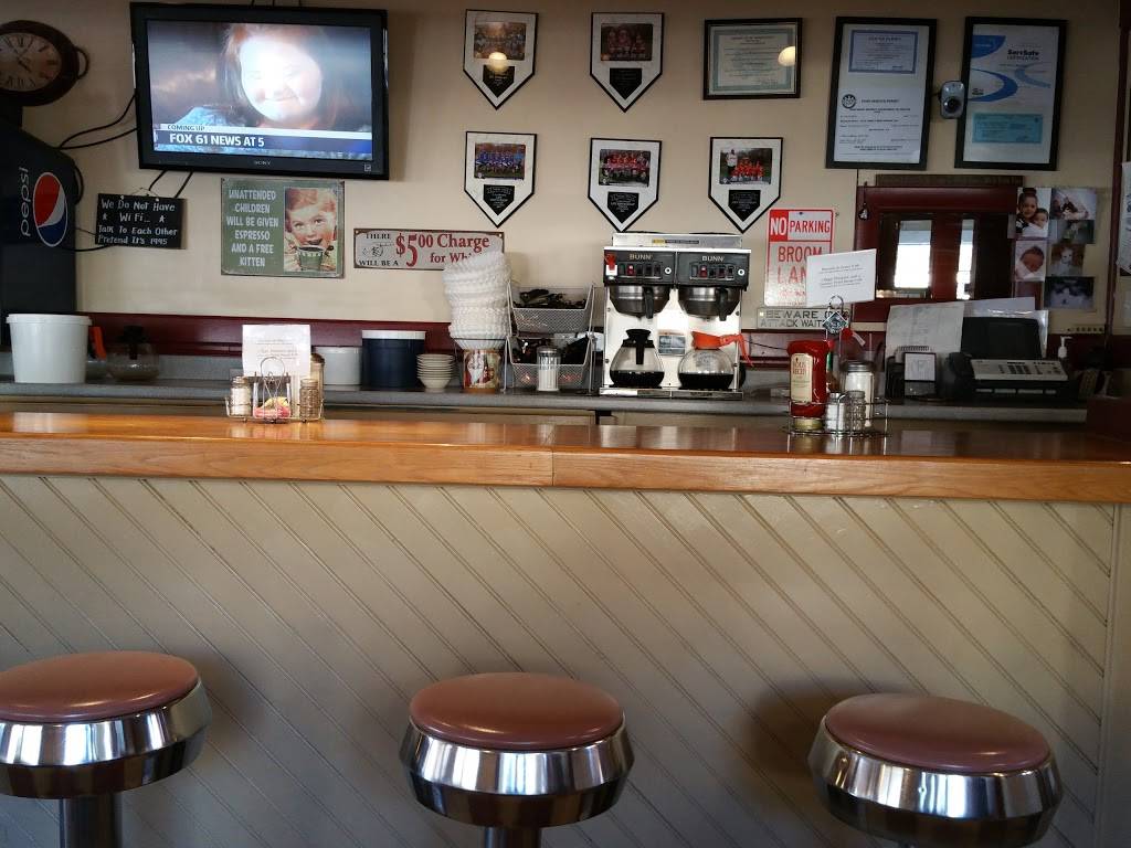 L.B.s Family Restaurant | restaurant | 860 Riverside Dr, North Grosvenor Dale, CT 06255, USA | 8609231899 OR +1 860-923-1899