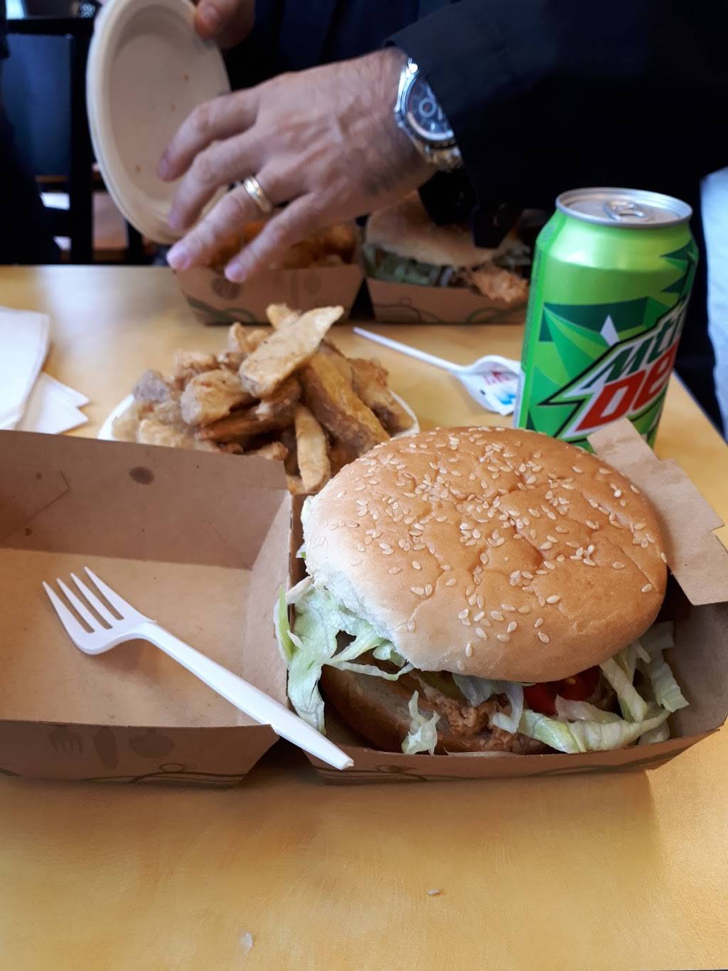 CHUCKS CHICKEN PLUS | restaurant | 2 Henderson Dr #2, Aurora, ON L4G 3L2, Canada | 9057274374 OR +1 905-727-4374