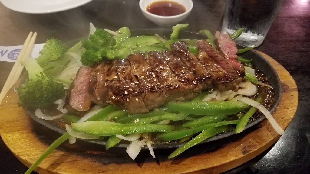 Maguro Sushi & Steak House | restaurant | 895 Wiggins Pass Rd, Naples, FL 34110, USA | 2395910003 OR +1 239-591-0003