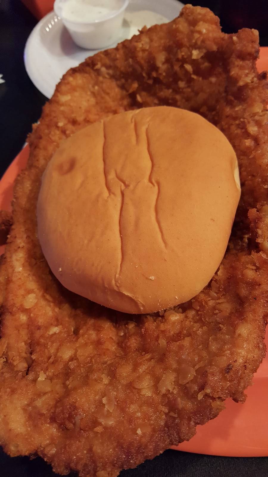 Lucky Dogs Pub & Eatery | restaurant | 701 N 4th St, Chillicothe, IL 61523, USA | 3092749999 OR +1 309-274-9999