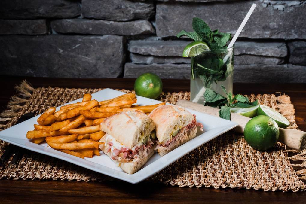 Mojito House Bar & Restaurant | night club | 4030 Montrose Rd, Niagara Falls, ON L2H 3E1, Canada | 9053543111 OR +1 905-354-3111