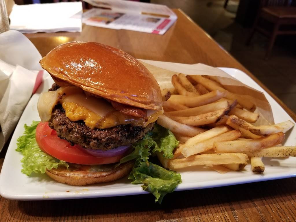 TGI Fridays | restaurant | 235 Fort Evans Rd NE, Leesburg, VA 20176, USA | 7037373900 OR +1 703-737-3900