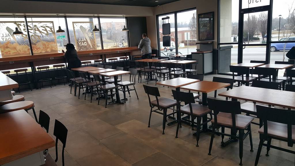 Taco Bell | meal takeaway | 1310 Emanuel Cleaver II Blvd., Kansas City, MO 64110, USA | 8167561621 OR +1 816-756-1621