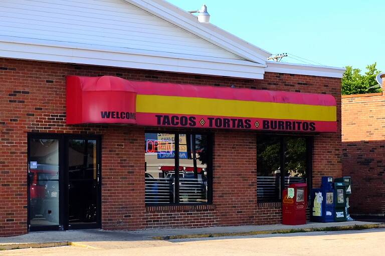 Los Burritos Tapatios | restaurant | 484 Roosevelt Rd, Glen Ellyn, IL 60137, USA | 6309429802 OR +1 630-942-9802
