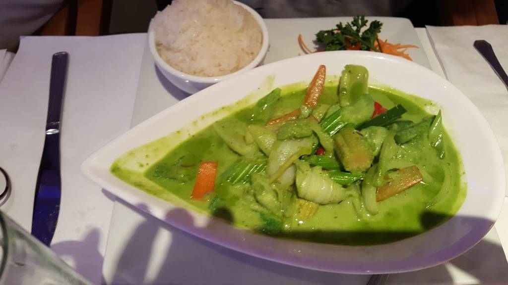 Bistro Sawadika | restaurant | 1800 Boulevard de la Côte-Vertu, Saint-Laurent, QC H4L 2A6, Canada | 5143391188 OR +1 514-339-1188