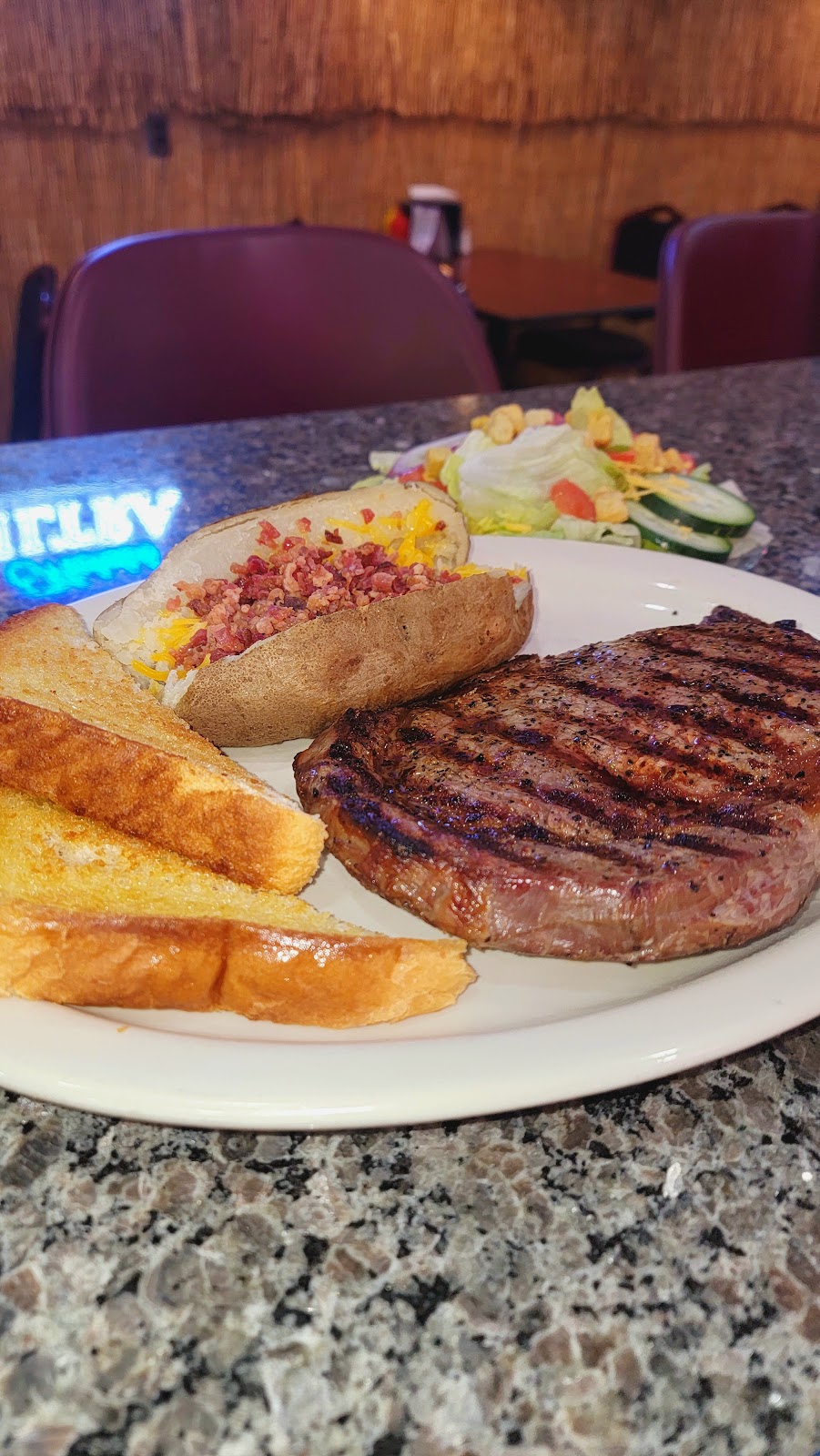 Parrot Eyes Bar & Grill | restaurant | 323 N 6th St, Fredonia, KS 66736, USA | 6203783314 OR +1 620-378-3314