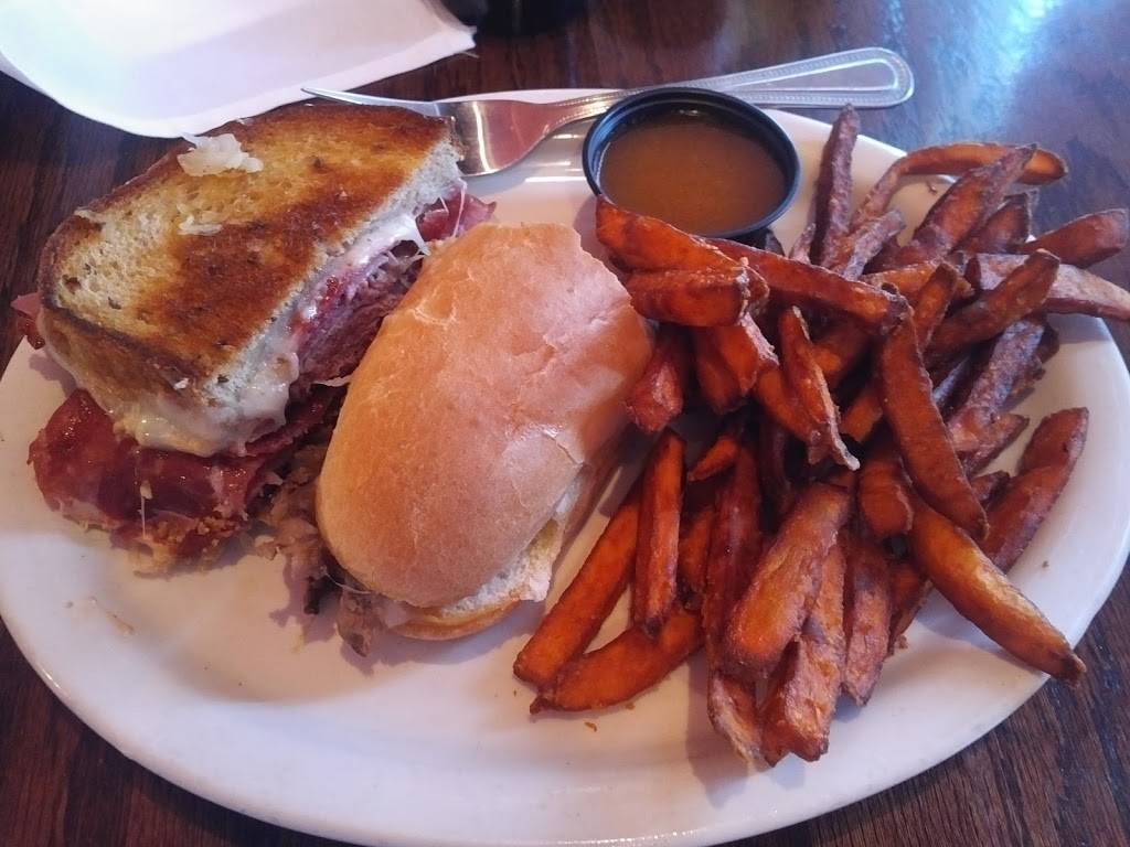 J. Henrys Restaurant | restaurant | 110 W College St, Griffin, GA 30224, USA | 6786881769 OR +1 678-688-1769