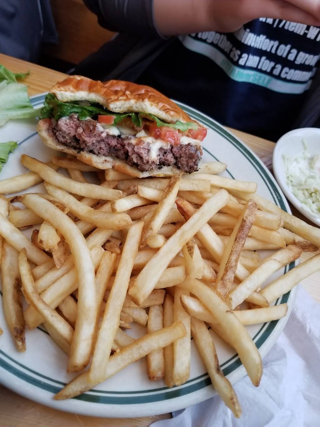 Johnsons Seafood & Steak | restaurant | 18 Elm St, North Berwick, ME 03906, USA | 2076767900 OR +1 207-676-7900