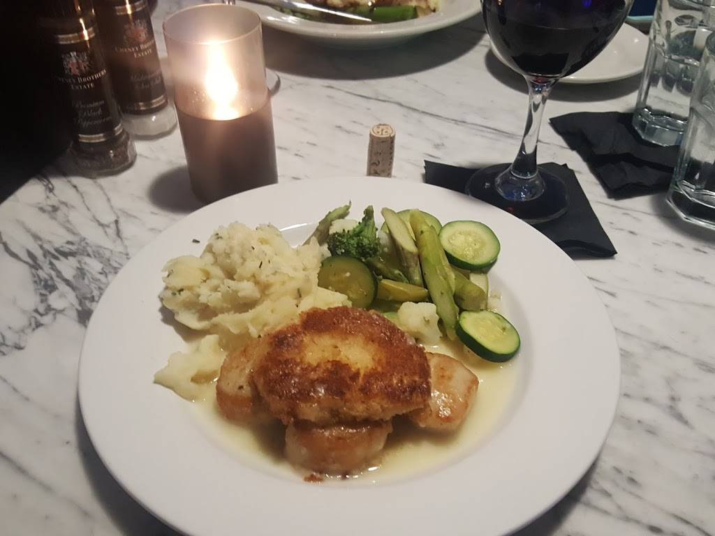 Off The Hook Seafood Market & Restaurant | restaurant | 6630 Gateway Ave, Sarasota, FL 34231, USA | 9419235570 OR +1 941-923-5570