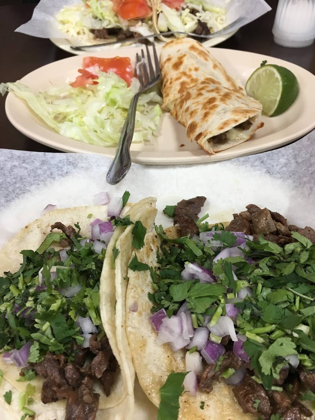 Los Burritos Tapatios | restaurant | 484 Roosevelt Rd, Glen Ellyn, IL 60137, USA | 6309429802 OR +1 630-942-9802