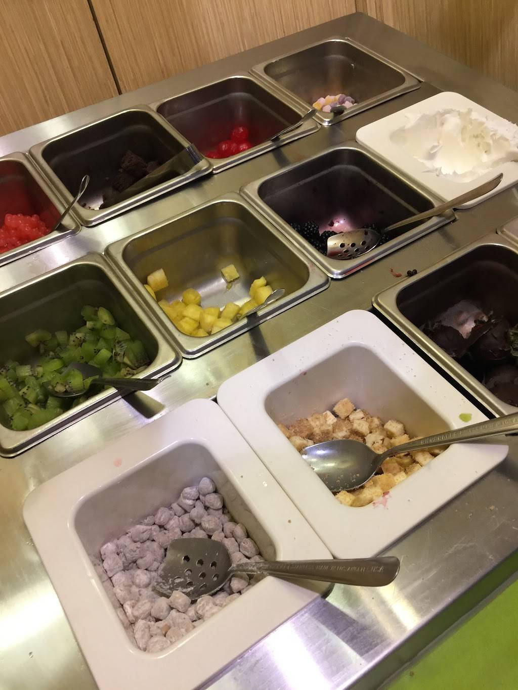 Menchies Frozen Yogurt | bakery | 6731 1, 2, Fallbrook Ave, West Hills, CA 91307, USA | 8187037300 OR +1 818-703-7300