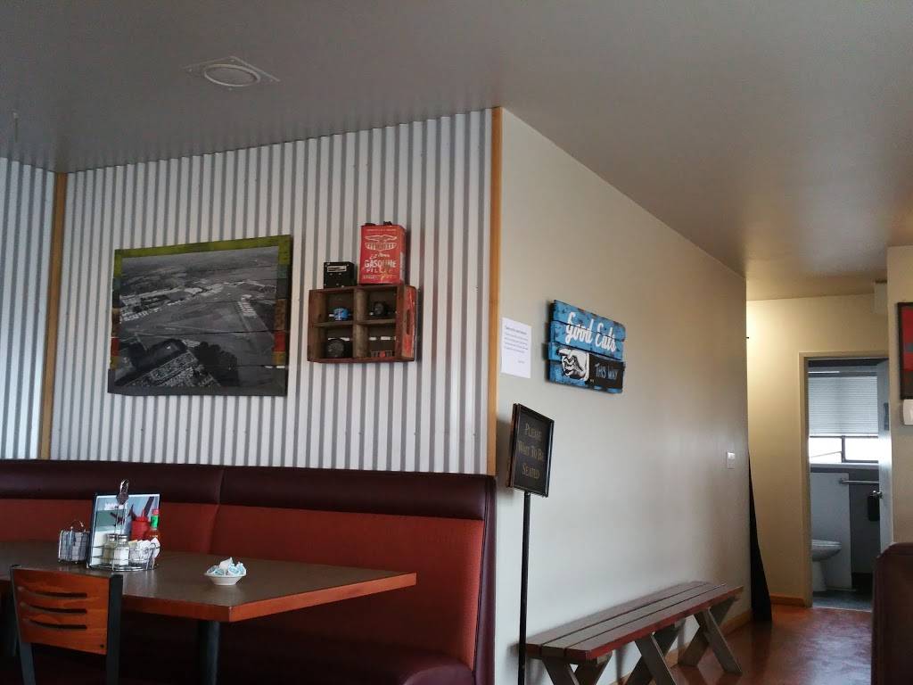 Ellies At The Airport | restaurant | 18218 59th Ave NE, Arlington, WA 98223, USA | 3604354777 OR +1 360-435-4777