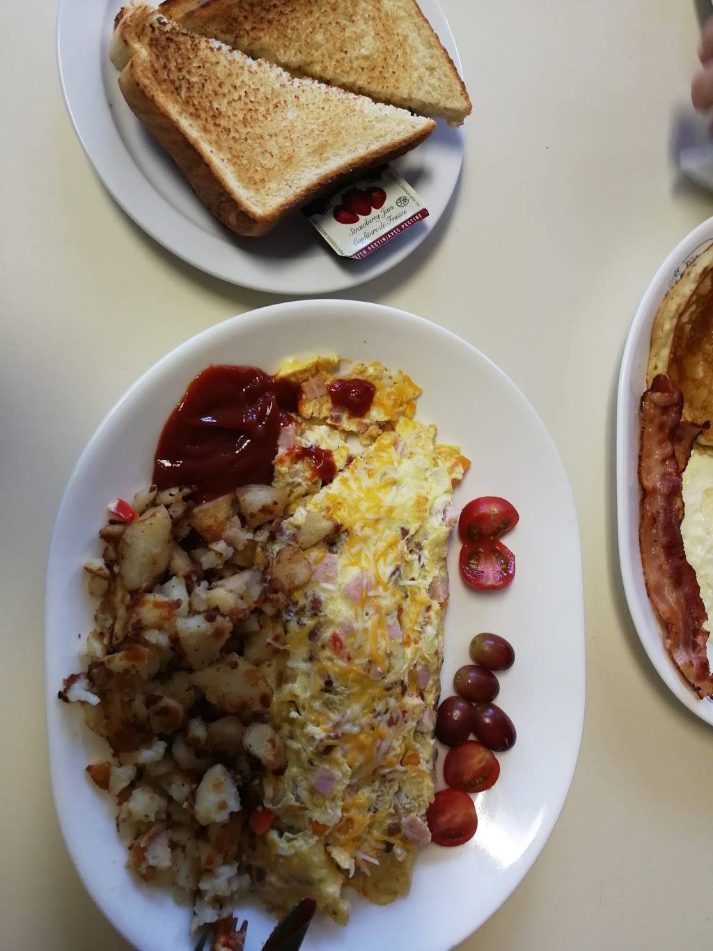 Donna Maes Diner | restaurant | 215 Eugenie St W, Windsor, ON N8X 2X7, Canada | 5199692233 OR +1 519-969-2233