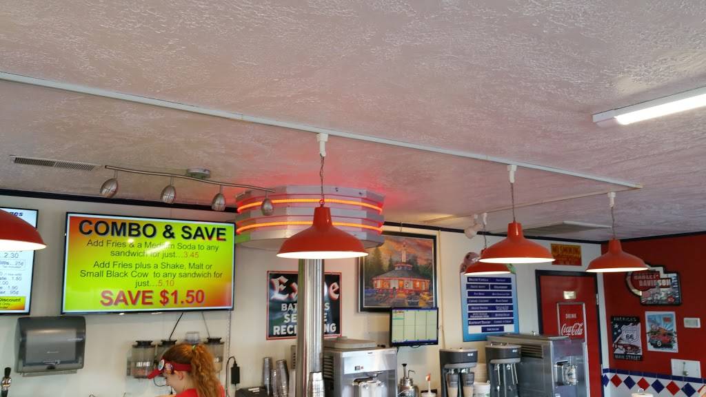 Waynes Drive-In | restaurant | 1331 Covered Bridge Rd, Cedarburg, WI 53012, USA | 2623759999 OR +1 262-375-9999