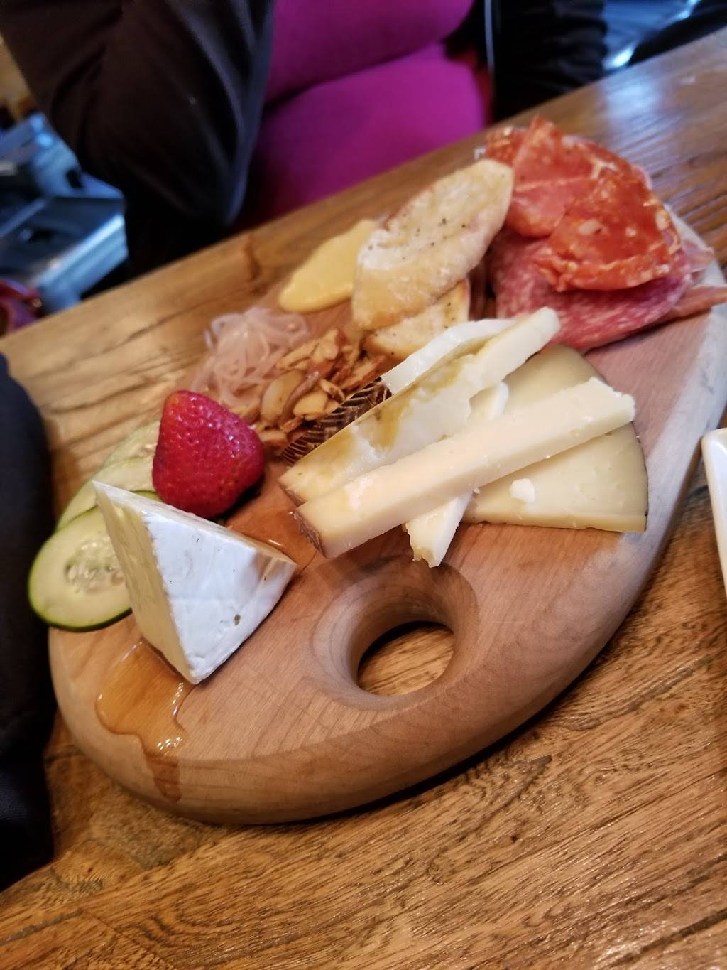 Apres Wine Bar & Bistro | restaurant | 1010 Martin St, Iowa City, IA 52245, USA | 3194991198 OR +1 319-499-1198