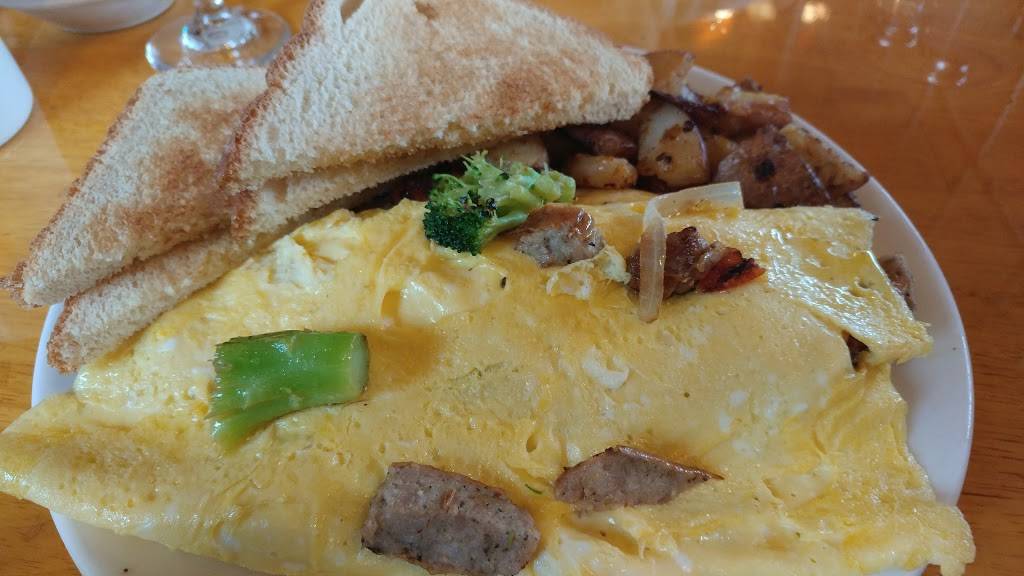 E.B. Flatts | restaurant | 245 W Main St, East Brookfield, MA 01515, USA | 5088676643 OR +1 508-867-6643