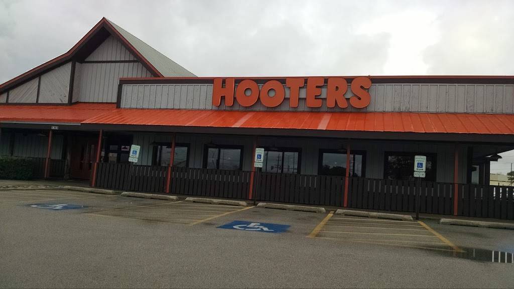 Hooters | meal takeaway | 1303 Butterfield Rd, Downers Grove, IL 60515, USA | 6309604008 OR +1 630-960-4008