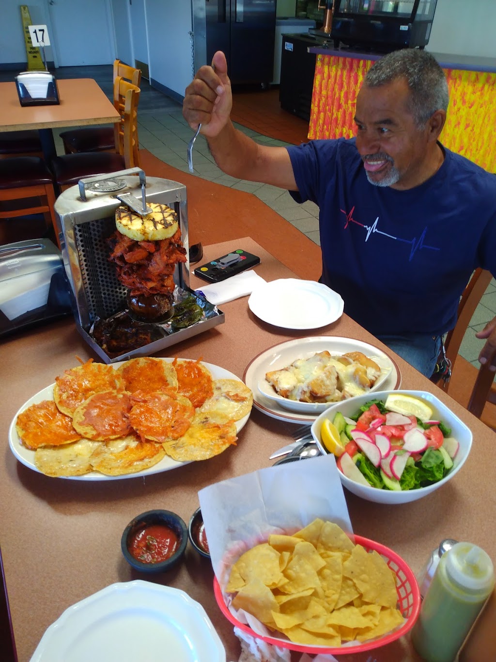 Birreria La Charrita | restaurant | 1555 S Broadway, Santa Maria, CA 93454, USA | 8058622276 OR +1 805-862-2276