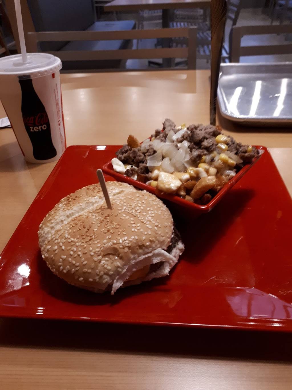 Planète Poutine | restaurant | 140 Rue Robitaille, Granby, QC J2H 0R9, Canada | 4503757557 OR +1 450-375-7557