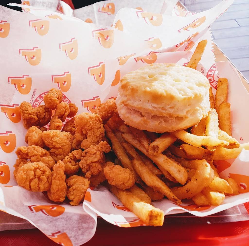 Popeyes | restaurant | 2355 Keele St, North York, ON M6M 4A2, Canada | 4162413500 OR +1 416-241-3500