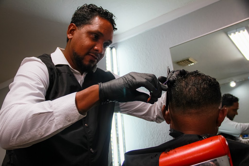 The Family Barber Shop Of Florida LLC | restaurant | 15 S Acuff Rd, Lake Wales, FL 33859, USA | 4074529186 OR +1 407-452-9186