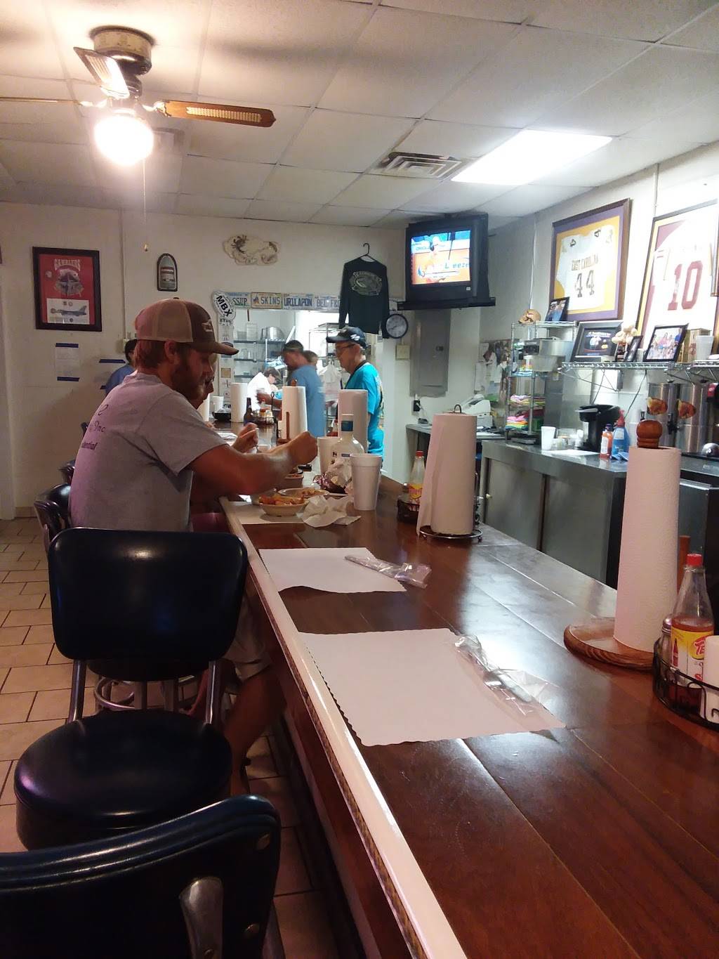 Georgies Sport & Oyster Bar | restaurant | 458 Pamlico St, Belhaven, NC 27810, USA | 2529432102 OR +1 252-943-2102