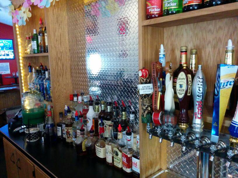 The Garage Bar & Grill | restaurant | 1770 Springfield Church Rd, Jackson Center, PA 16133, USA | 7242697511 OR +1 724-269-7511