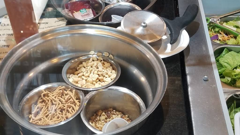 Mac n Cheez! | restaurant | 200 Renaissance Center #200, Detroit, MI 48243, USA | 3136564838 OR +1 313-656-4838