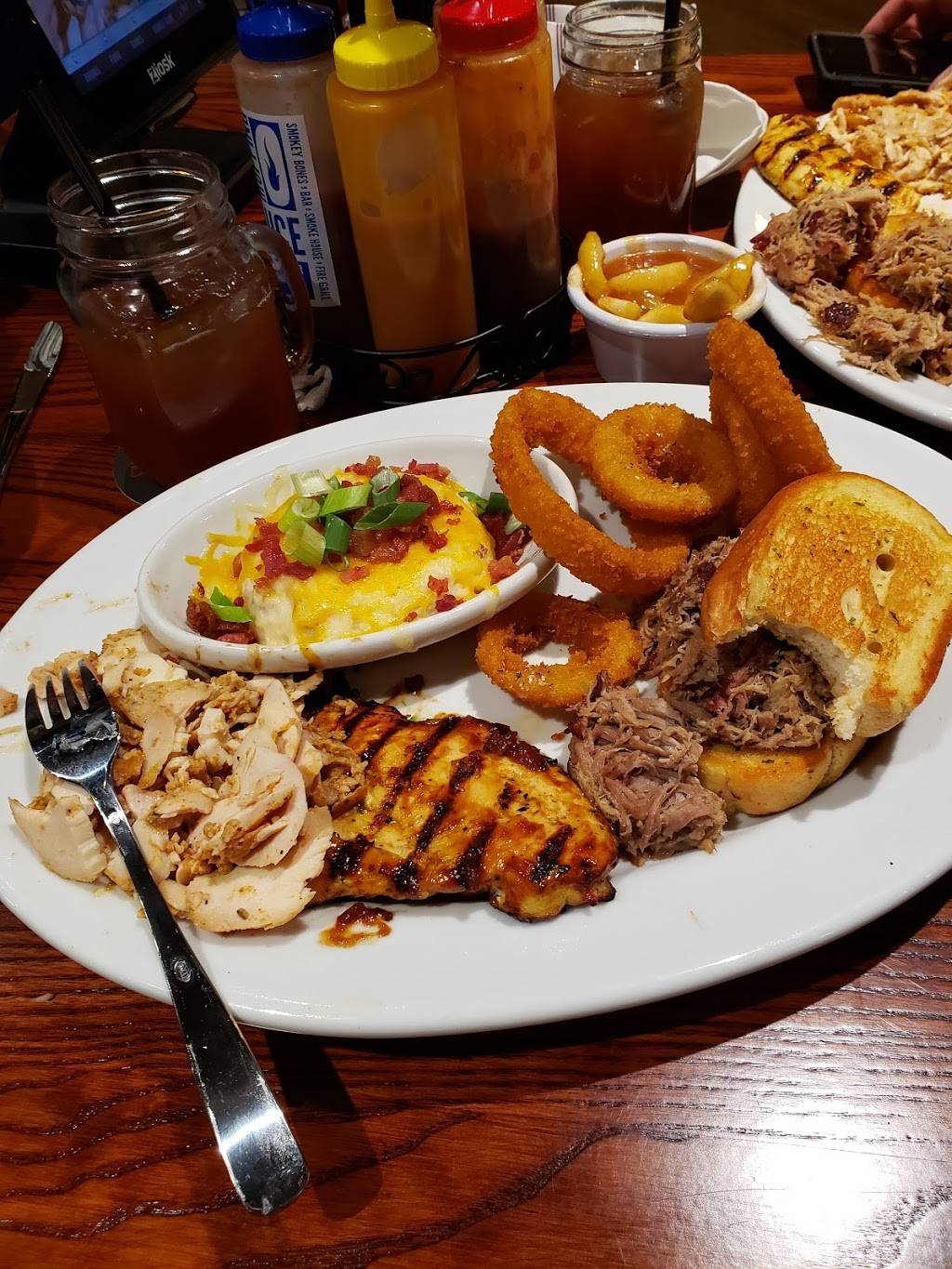 Smokey Bones | restaurant | 6690 E State St, Rockford, IL 61108, USA | 8155161291 OR +1 815-516-1291