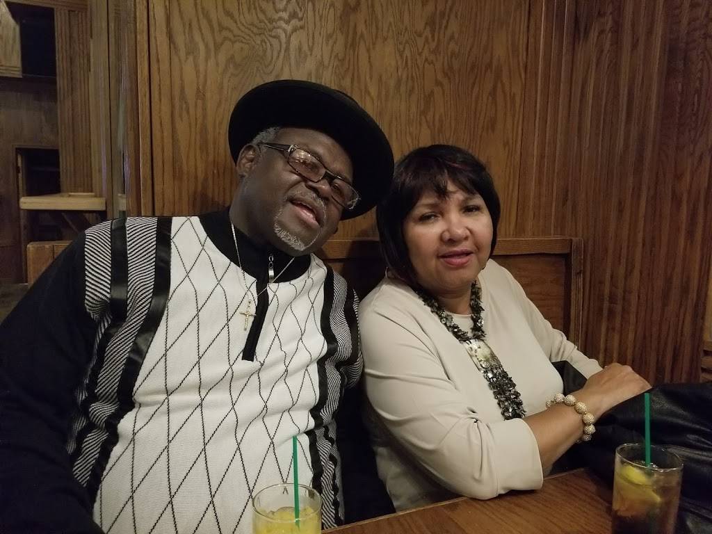 Oak Leaf Lounge | restaurant | 7412 Harrison St, Forest Park, IL 60130, USA | 7083660059 OR +1 708-366-0059