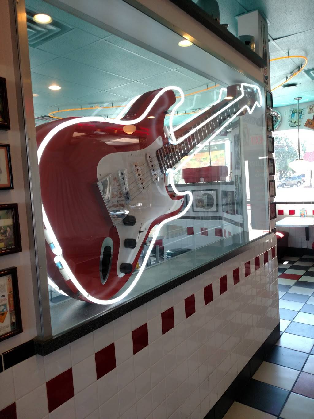 Spangles | restaurant | 2037 SW Gage Blvd, Topeka, KS 66604, USA | 7852722015 OR +1 785-272-2015