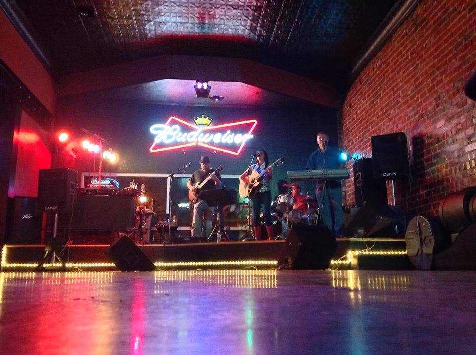 Pups 212 Bar & Grill | restaurant | 212 E Main St, West Frankfort, IL 62896, USA | 6189322225 OR +1 618-932-2225