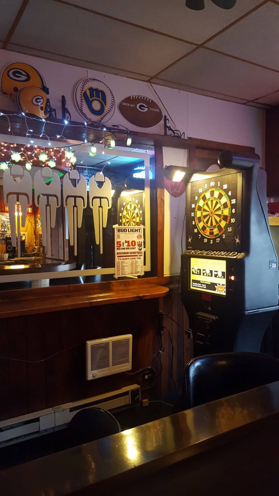 Gords Pub | restaurant | 210 Main St, Neenah, WI 54956, USA | 9207224575 OR +1 920-722-4575