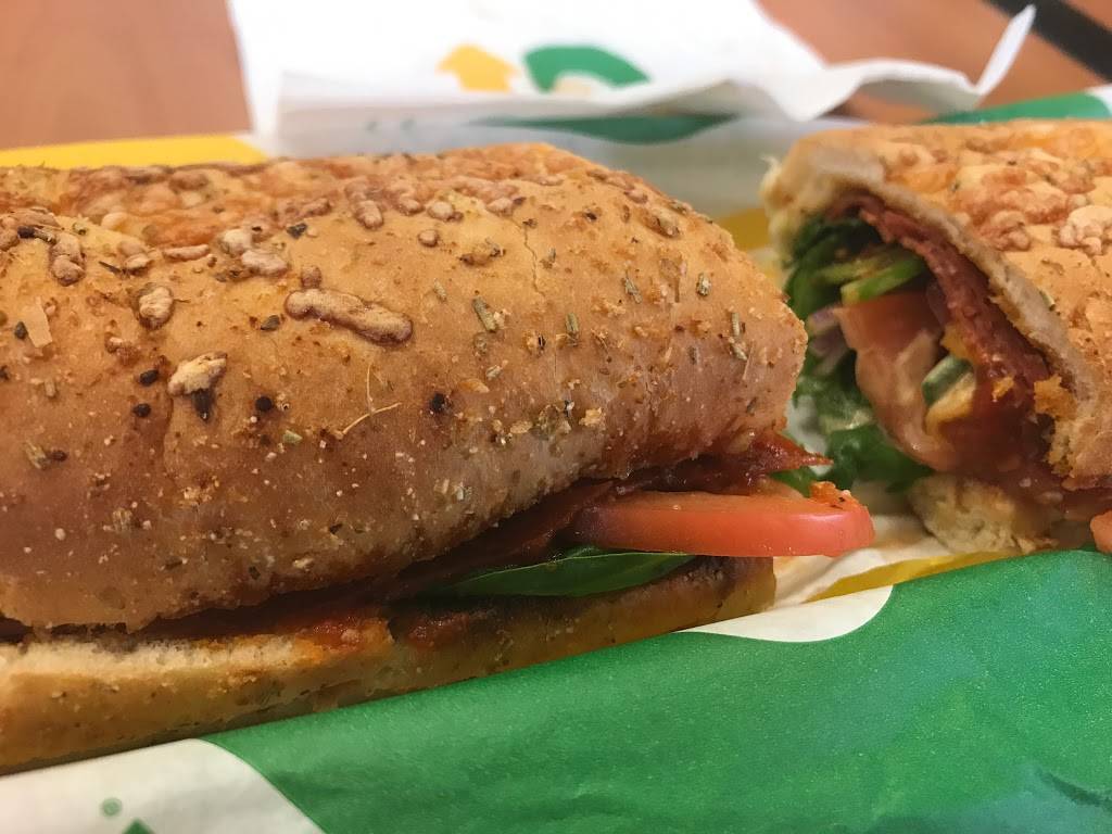 Subway | restaurant | 2121 Carling Ave, Ottawa, ON K2A 1H2, Canada | 6137288086 OR +1 613-728-8086