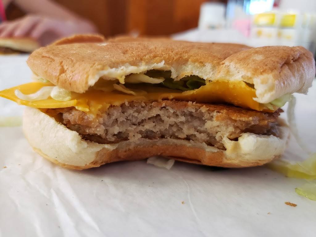 Johnnies Drive In | restaurant | 908 E Main St, Tupelo, MS 38804, USA | 6628426748 OR +1 662-842-6748