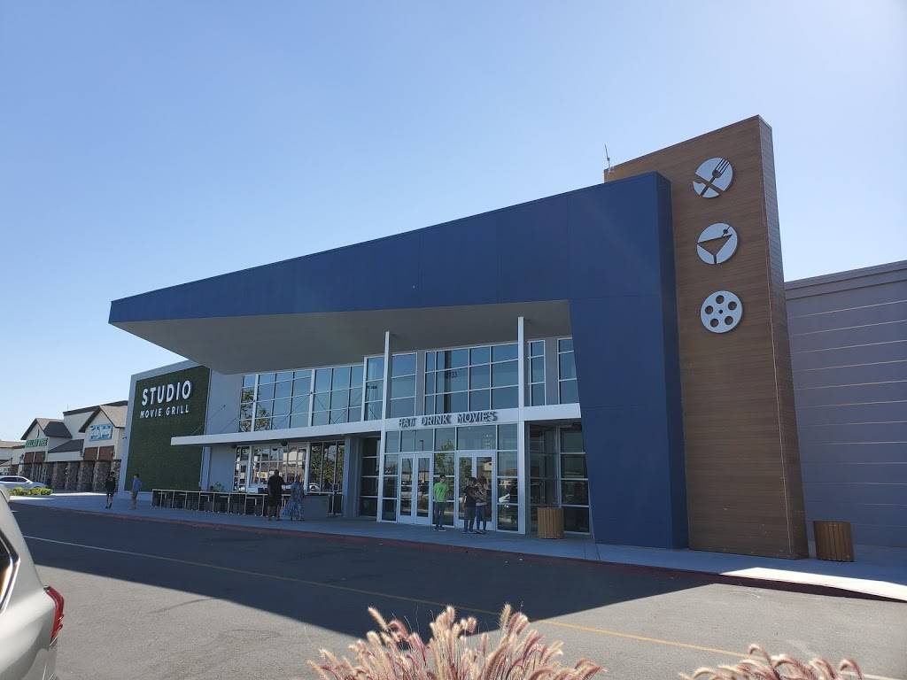Studio Movie Grill | restaurant | 2733 Calloway Dr, Bakersfield, CA 93312, USA | 6615352292 OR +1 661-535-2292