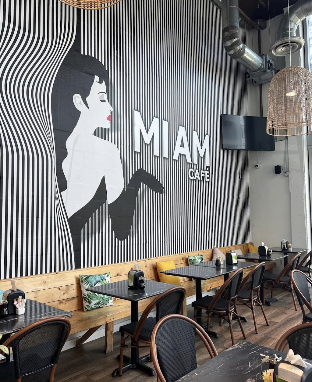 MIam Cafe Biscayne | restaurant | 1040 Biscayne Blvd, Miami, FL 33132, USA | 3056312265 OR +1 305-631-2265