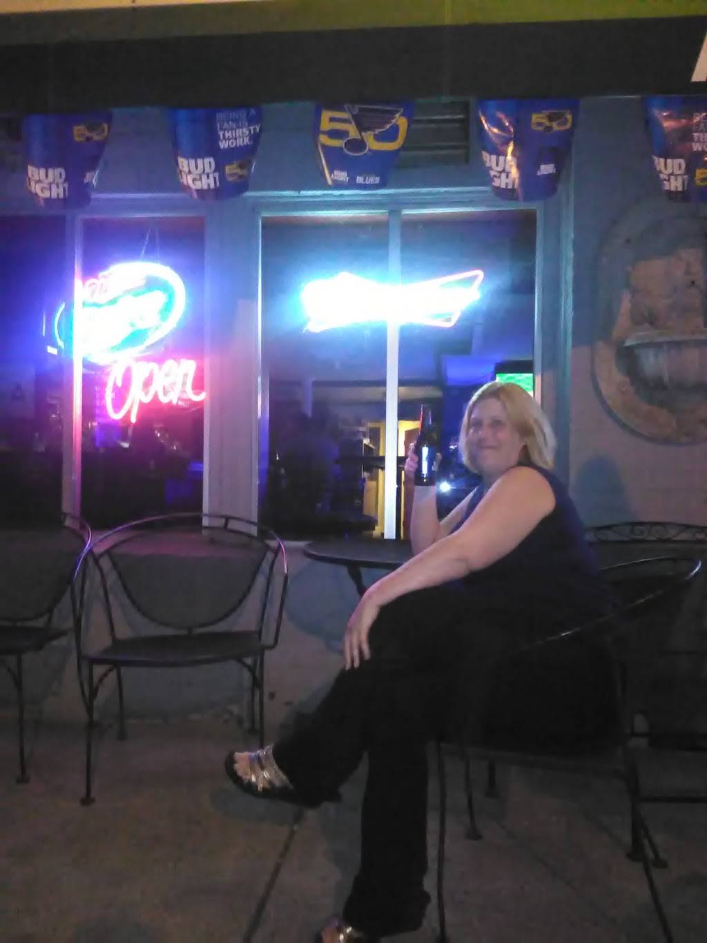 Arena Bar & Grill | restaurant | 5760 W Park Ave, St. Louis, MO 63110, USA | 3146467171 OR +1 314-646-7171