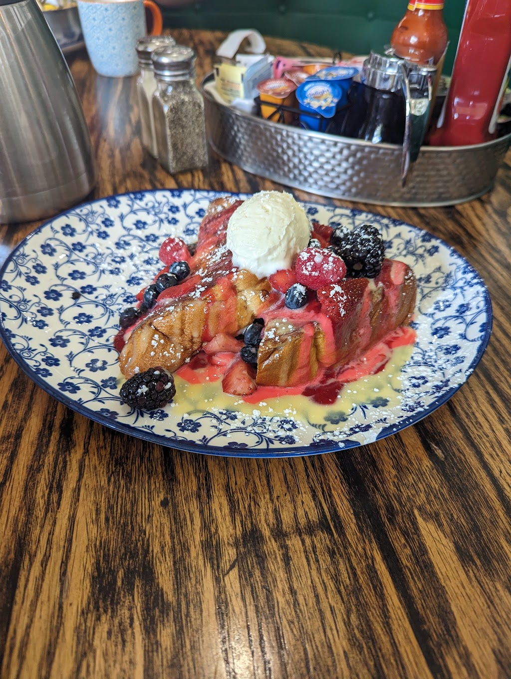 Honey Berry Pancakes and Cafe | restaurant | 394 E Irving Park Rd, Roselle, IL 60172, USA | 6305290333 OR +1 630-529-0333