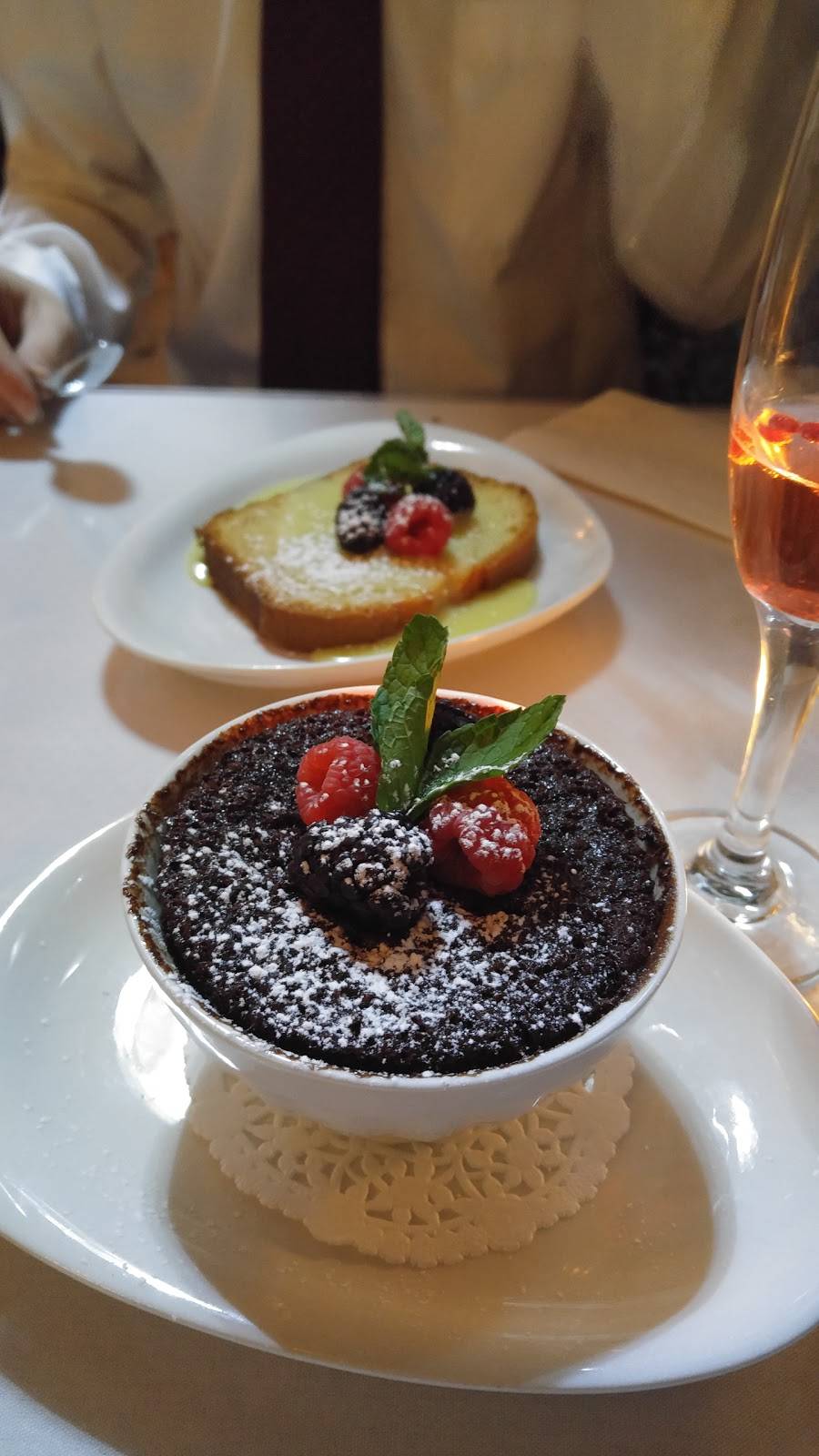 Bistro Sous le Fort | restaurant | 48 Rue Sous le Fort, Québec, QC G1K 4G9, Canada | 4186940852 OR +1 418-694-0852