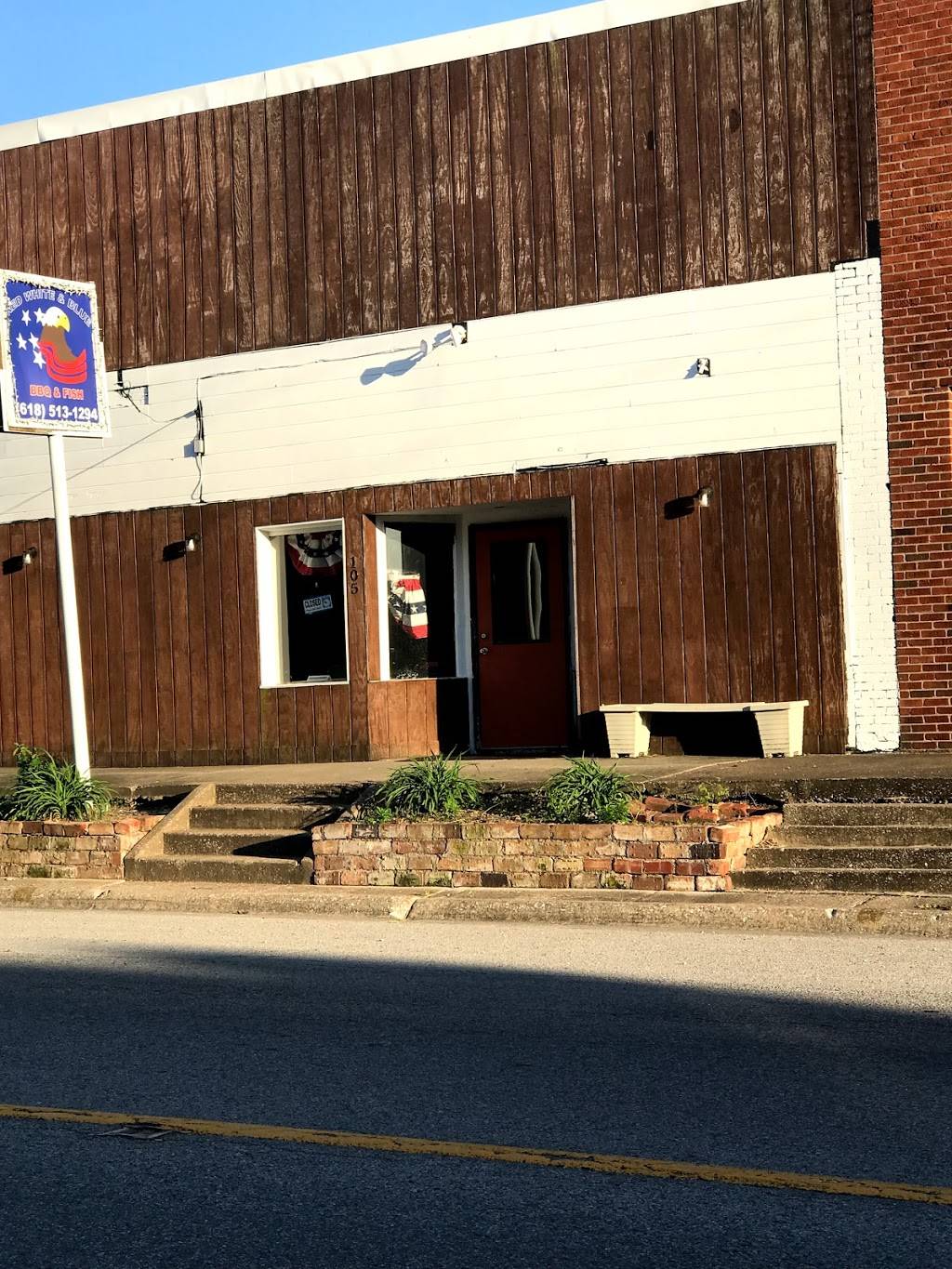 Red, White & Blue, BBQ & Fish | restaurant | 105 E Franklin Ave, Sesser, IL 62884, USA | 6186256227 OR +1 618-625-6227