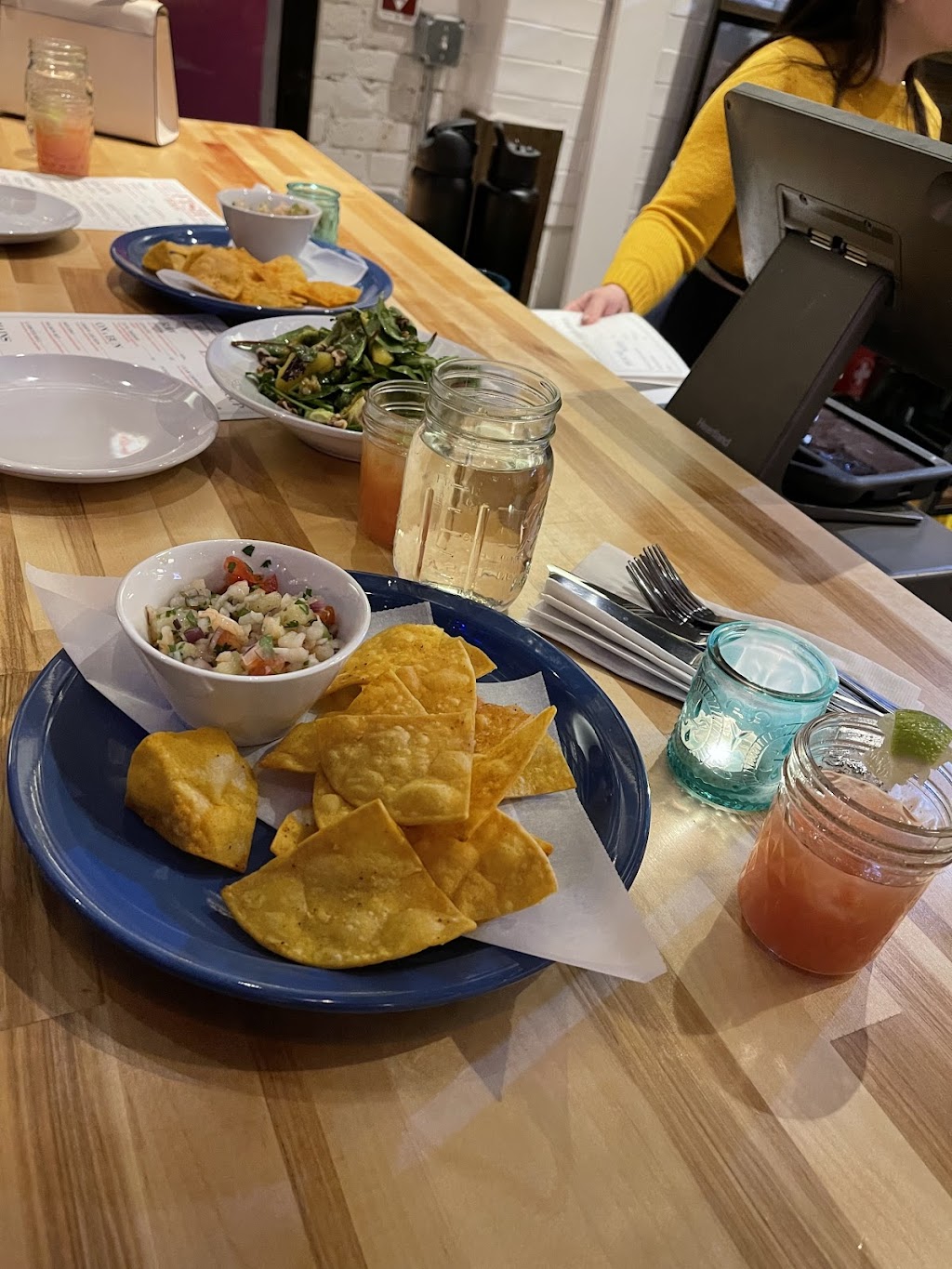 Fish Bar Old Town | restaurant | 1529 N Wells St, Chicago, IL 60611, USA | 3126430450 OR +1 312-643-0450